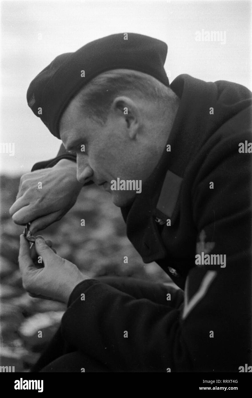 Frankreich - France en 1940. Le Havre - marin allemand la collecte de moules. Photo par Erich Andres. Frankreich, deutscher Marinesoldat Muschelernte bei der au Havre. Banque D'Images