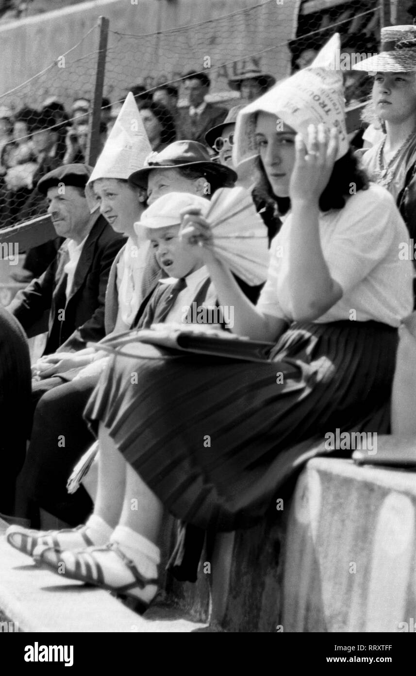 Frankreich - France en 1950. Spectateur sur une tribune à Bordeaux. Photo par Erich Andres Zuschauerin auf der Tribüne, Bordeaux, Frankreich Banque D'Images