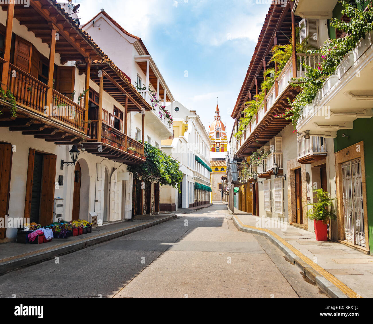 Vue sur la rue et la cathédrale - Cartagena de Indias, Colombie Banque D'Images