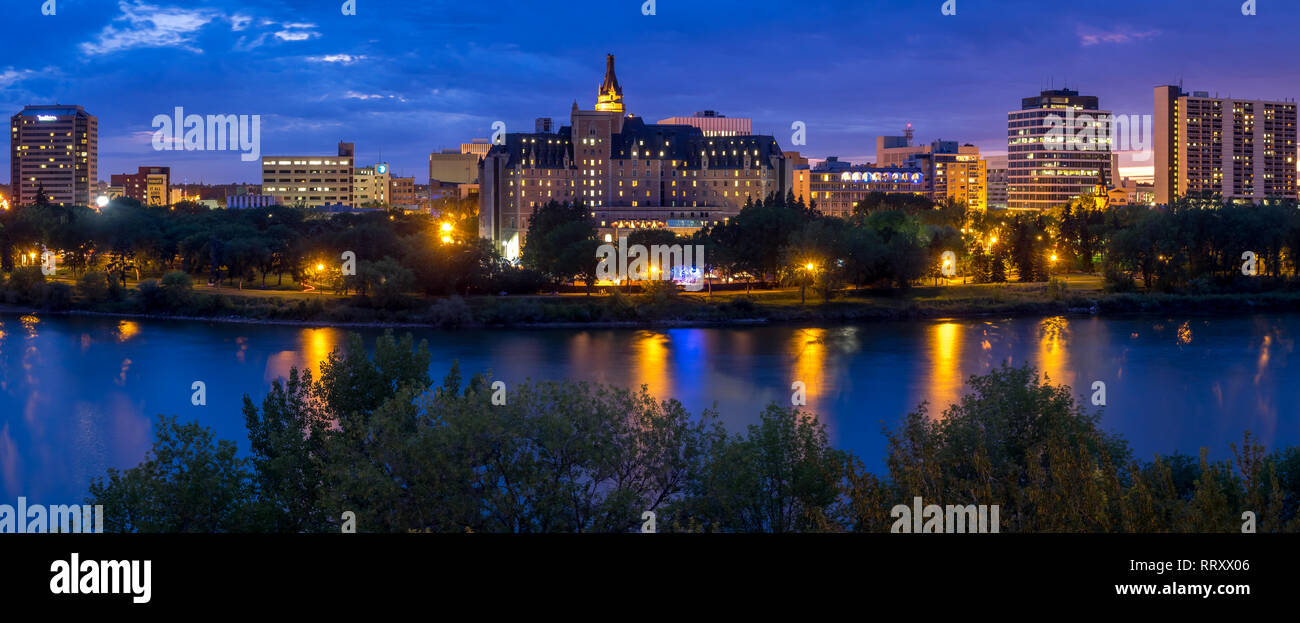 Saskatoon skyline at night le long de la rivière Saskatchewan et la vallée. La Saskatchewan est une province des prairies dans le pays du Canada et de l'est rural. Banque D'Images