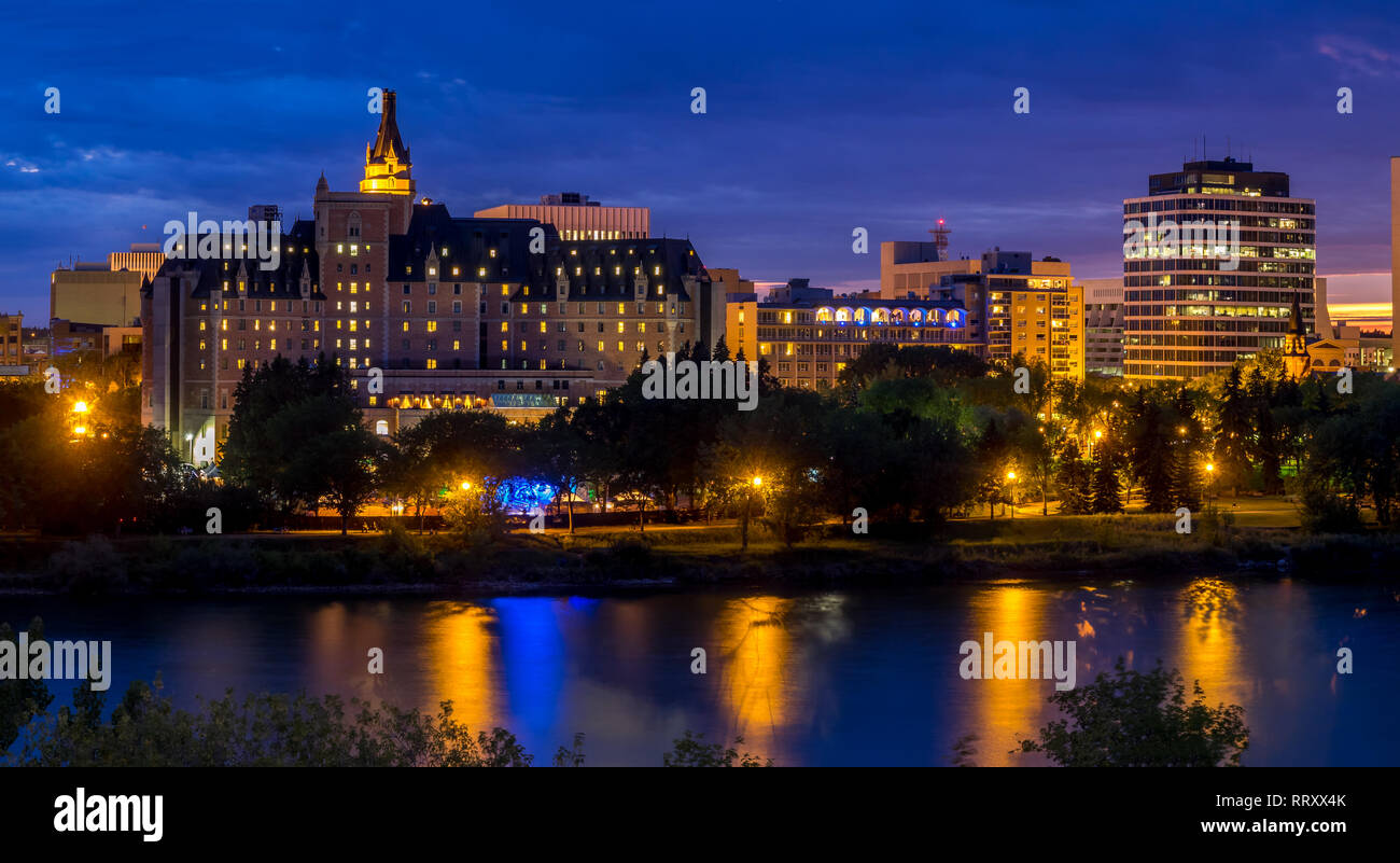 Saskatoon skyline at night le long de la rivière Saskatchewan et la vallée. La Saskatchewan est une province des prairies dans le pays du Canada et de l'est rural. Banque D'Images