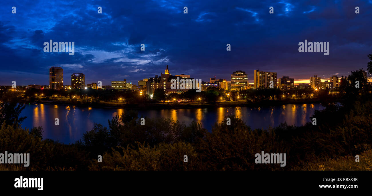 Saskatoon skyline at night le long de la rivière Saskatchewan et la vallée. La Saskatchewan est une province des prairies dans le pays du Canada et de l'est rural. Banque D'Images