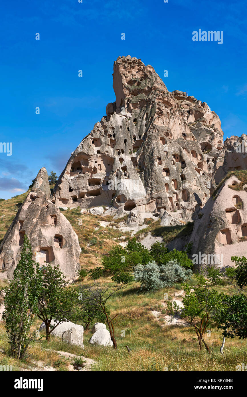 Photos et images de la grotte ville maisons dans les formations rocheuses et la cheminée de fées d'Uchisar, près de Göreme, Cappadoce, Nevsehir, Turquie Banque D'Images