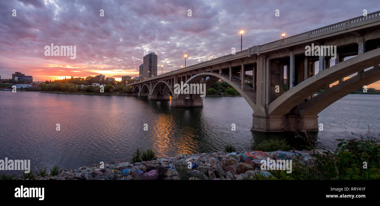 Saskatoon skyline at night le long de la rivière Saskatchewan. La vallée de la rivière Saskatchewan est une destination de randonnée populaires dans cette ville des prairies canadiennes. Banque D'Images