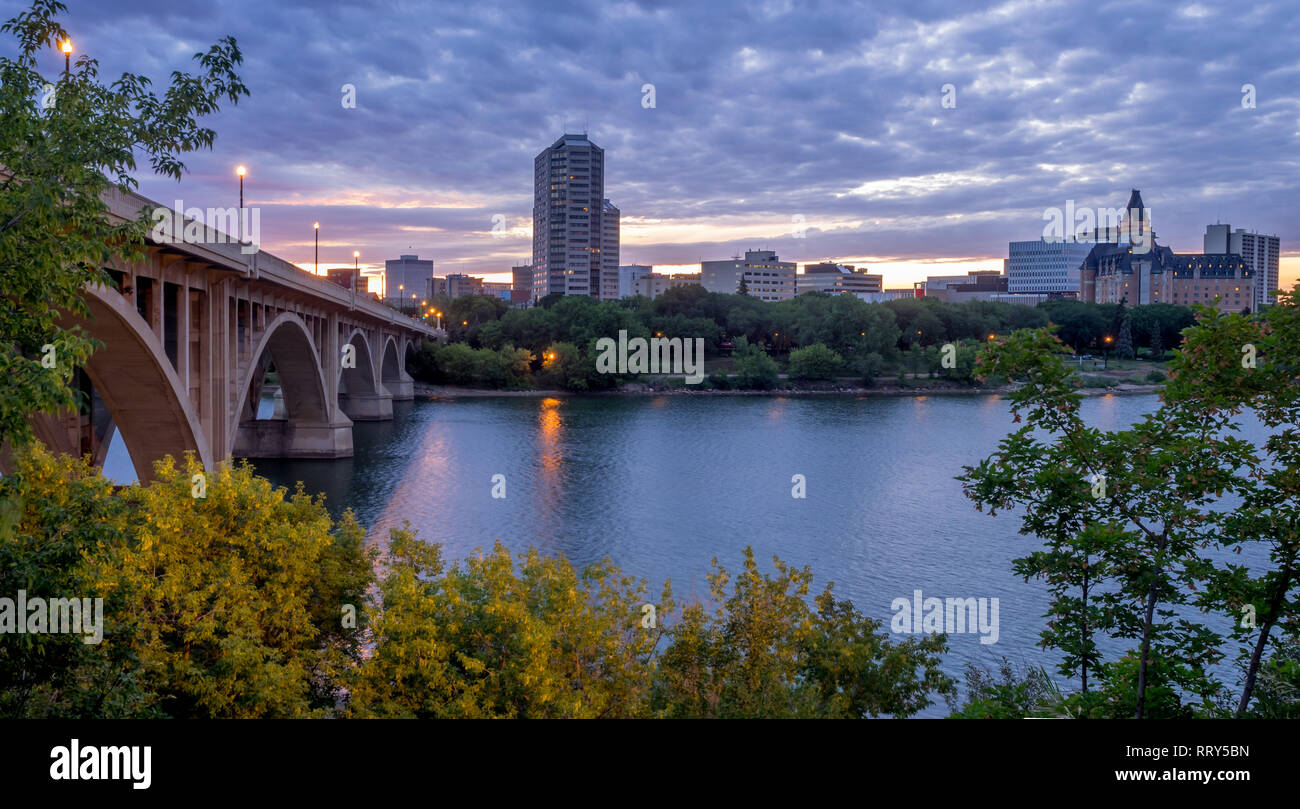Saskatoon skyline at night le long de la rivière Saskatchewan. La vallée de la rivière Saskatchewan est une destination de randonnée populaires dans cette ville des prairies canadiennes. Banque D'Images