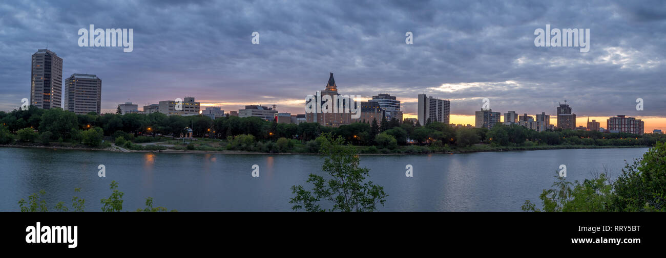 Saskatoon skyline at night le long de la rivière Saskatchewan. La vallée de la rivière Saskatchewan est une destination de randonnée populaires dans cette ville des prairies canadiennes. Banque D'Images
