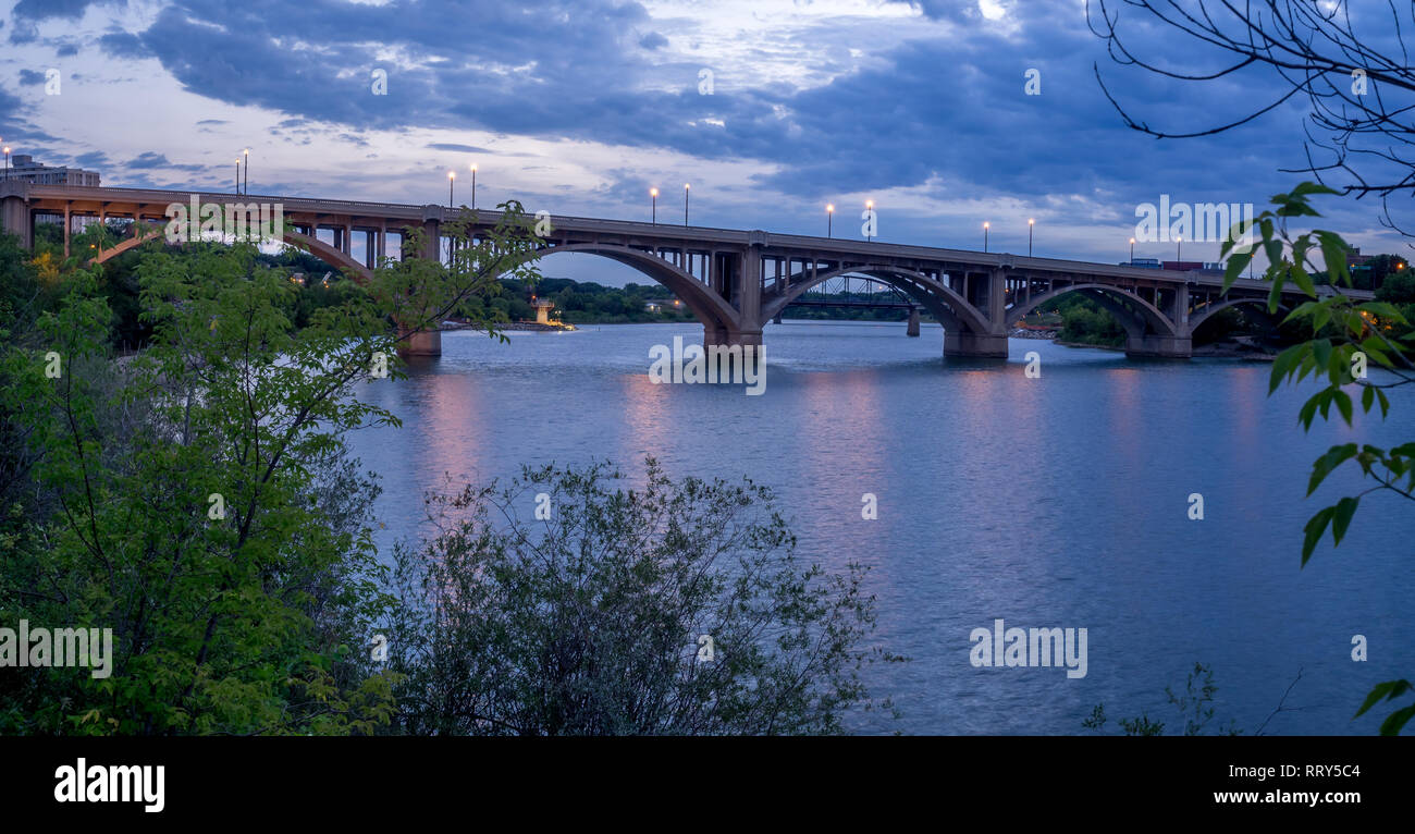 Saskatoon skyline at night le long de la rivière Saskatchewan. La vallée de la rivière Saskatchewan est une destination de randonnée populaires dans cette ville des prairies canadiennes. Banque D'Images