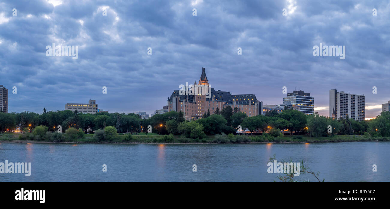Saskatoon skyline at night le long de la rivière Saskatchewan. La vallée de la rivière Saskatchewan est une destination de randonnée populaires dans cette ville des prairies canadiennes. Banque D'Images