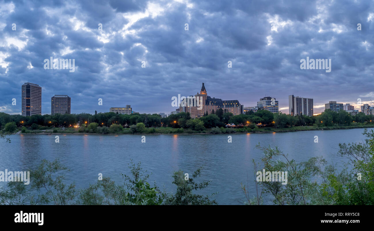 Saskatoon skyline at night le long de la rivière Saskatchewan. La vallée de la rivière Saskatchewan est une destination de randonnée populaires dans cette ville des prairies canadiennes. Banque D'Images