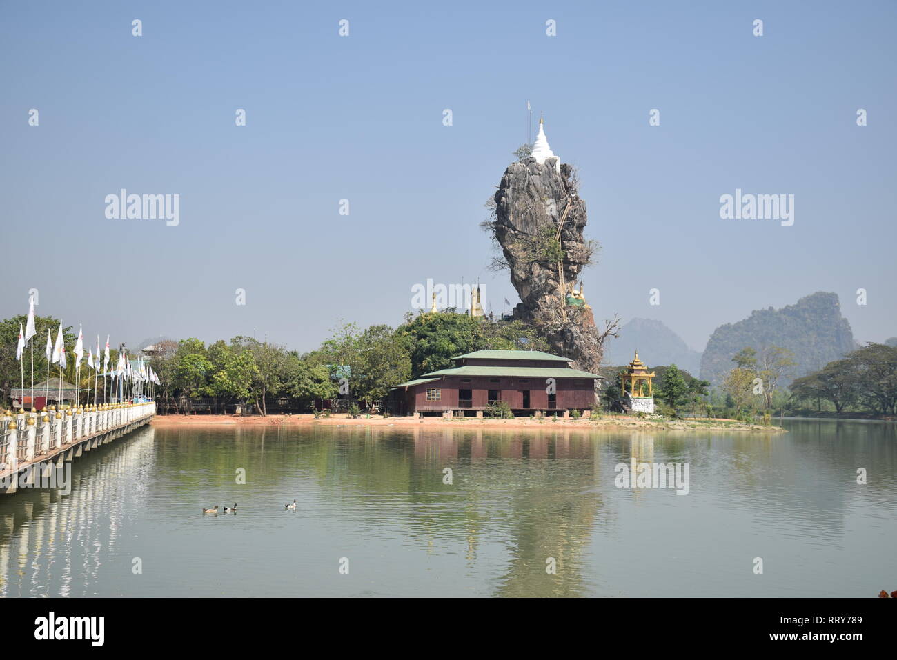 Vue de la pagode Kyauk Ka Lat, un stupa de calcaire recouvert de Pinnacle en Hpa An, Myanmar Banque D'Images