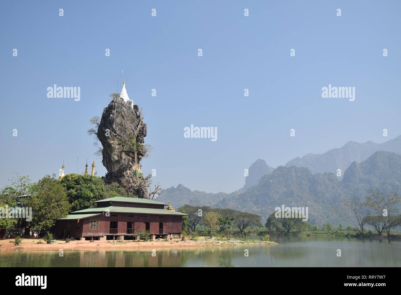 Vue de la pagode Kyauk Ka Lat, un stupa de calcaire recouvert de Pinnacle en Hpa An, Myanmar Banque D'Images