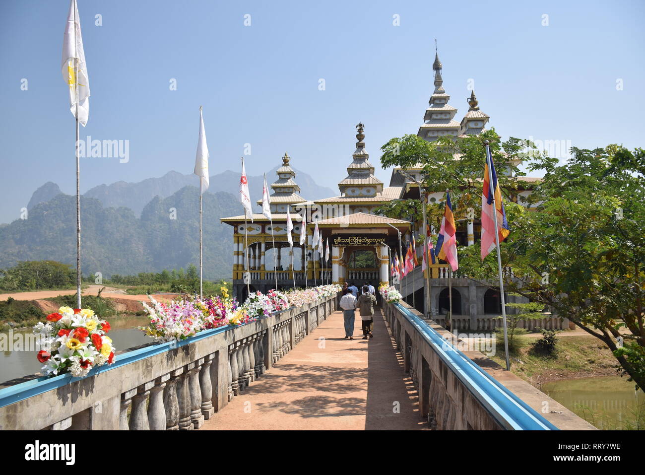 Un pont dans la pagode de Kyauk Ka Lat site en Hpa An, Myanmar Banque D'Images