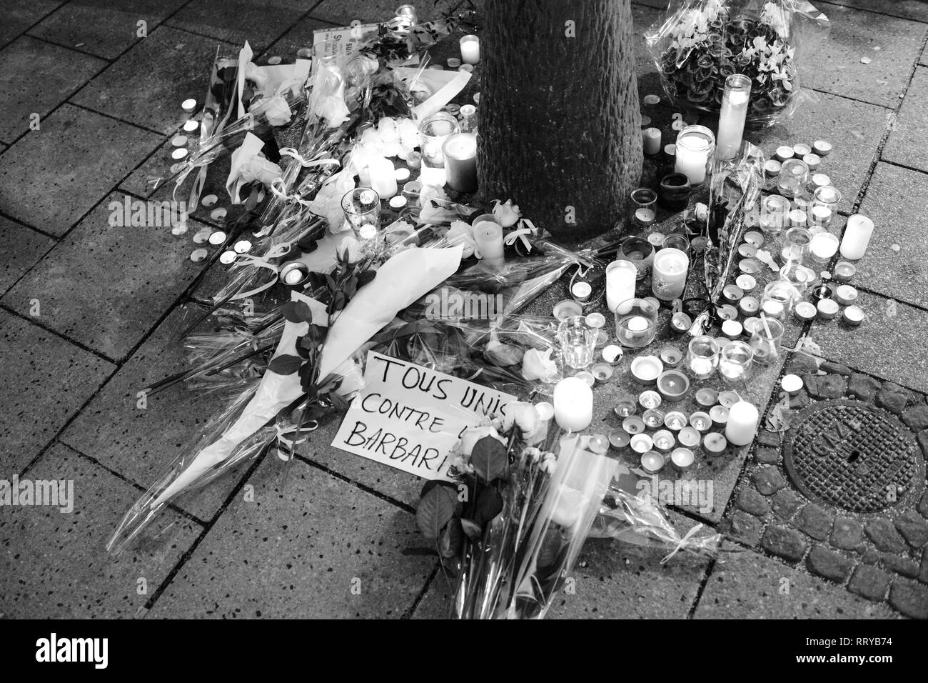 STRASBOURG, FRANCE - DEC 13, 2018 : tous unis contre la barbarie message sur Rue des Orfevres veillée avec plusieurs allumer des bougies fleurs et messages pour les victimes d'attentats terroristes Cherif Chekatt au Marché de Noël Banque D'Images