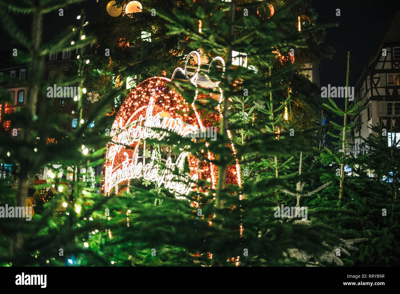 Du capital de Strasbourg capitale de Noël Strasbourg Noel en néon dans Central Square Banque D'Images