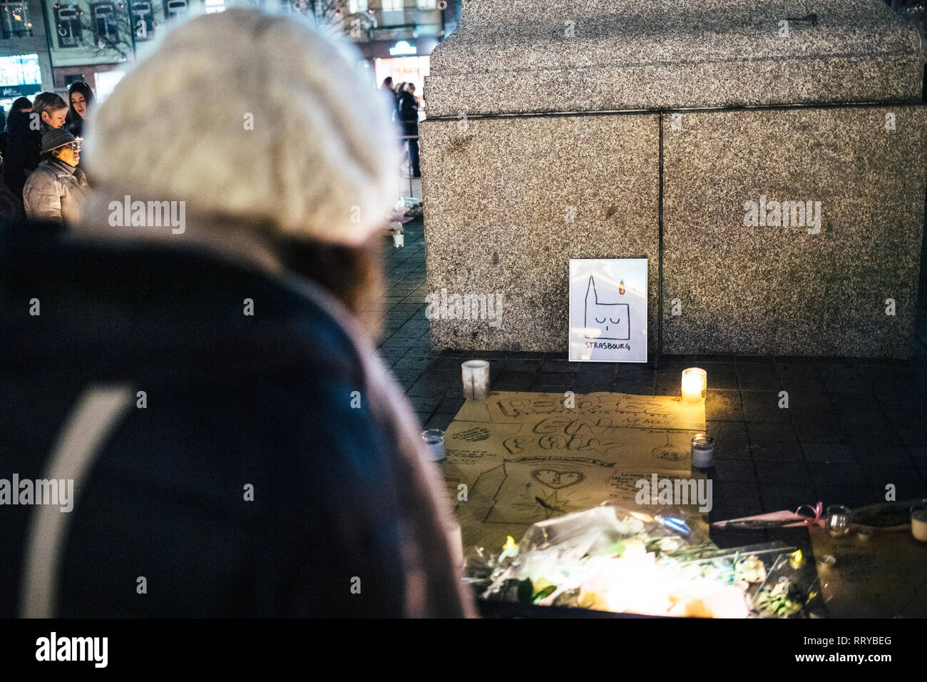 STRASBOURG, FRANCE - DEC 13, 2018 : icône avec la cathédrale de Strasbourg de pleurer au général Kleber statue d'assister à une veillée avec plusieurs allumer des bougies fleurs et messages pour les victimes d'attentats terroristes Cherif Chekatt au Marché de Noël Banque D'Images