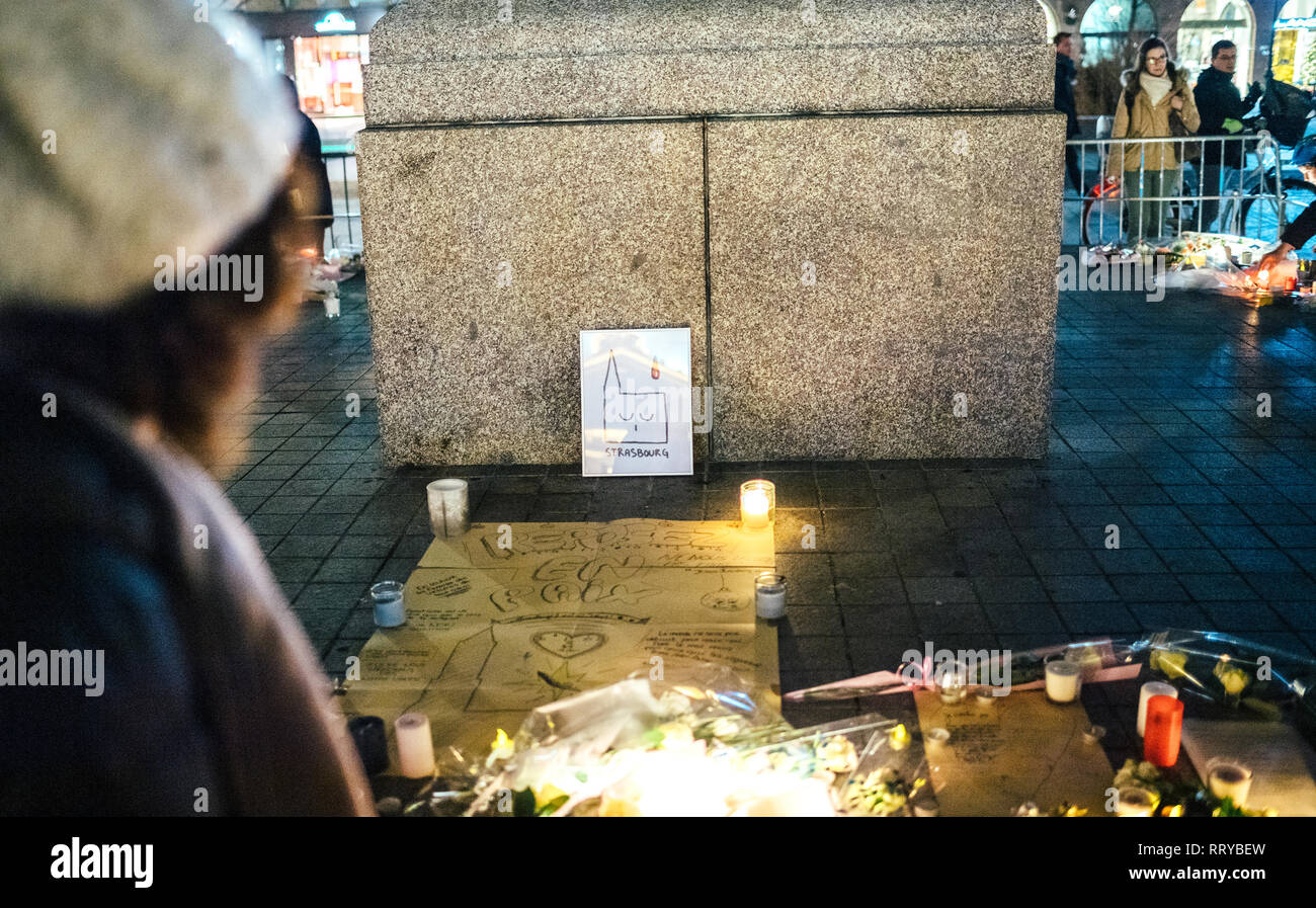 STRASBOURG, FRANCE - DEC 13, 2018 : icône avec la cathédrale de Strasbourg de pleurer au général Kleber statue d'assister à une veillée avec plusieurs allumer des bougies fleurs et messages pour les victimes d'attentats terroristes Cherif Chekatt au Marché de Noël Banque D'Images