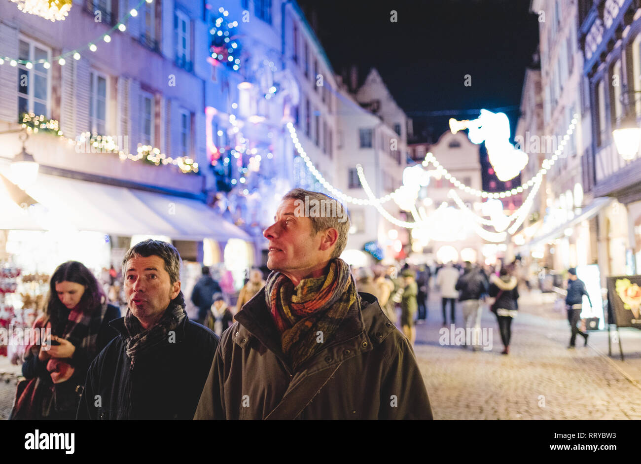STRASBOURG, FRANCE - NOV 29, 2017 : les visiteurs d'admirer les magnifiques rues décorées de Strasbourg, capitale de Noël en Europe - boutiques et les gens dans la rue Mercière d'arrière-plan Banque D'Images