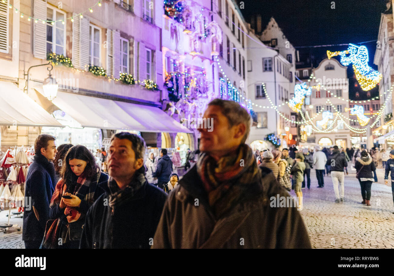 STRASBOURG, FRANCE - NOV 29, 2017 : les visiteurs d'admirer les magnifiques rues décorées de Strasbourg, capitale de Noël en Europe - boutiques et les gens dans le contexte Banque D'Images