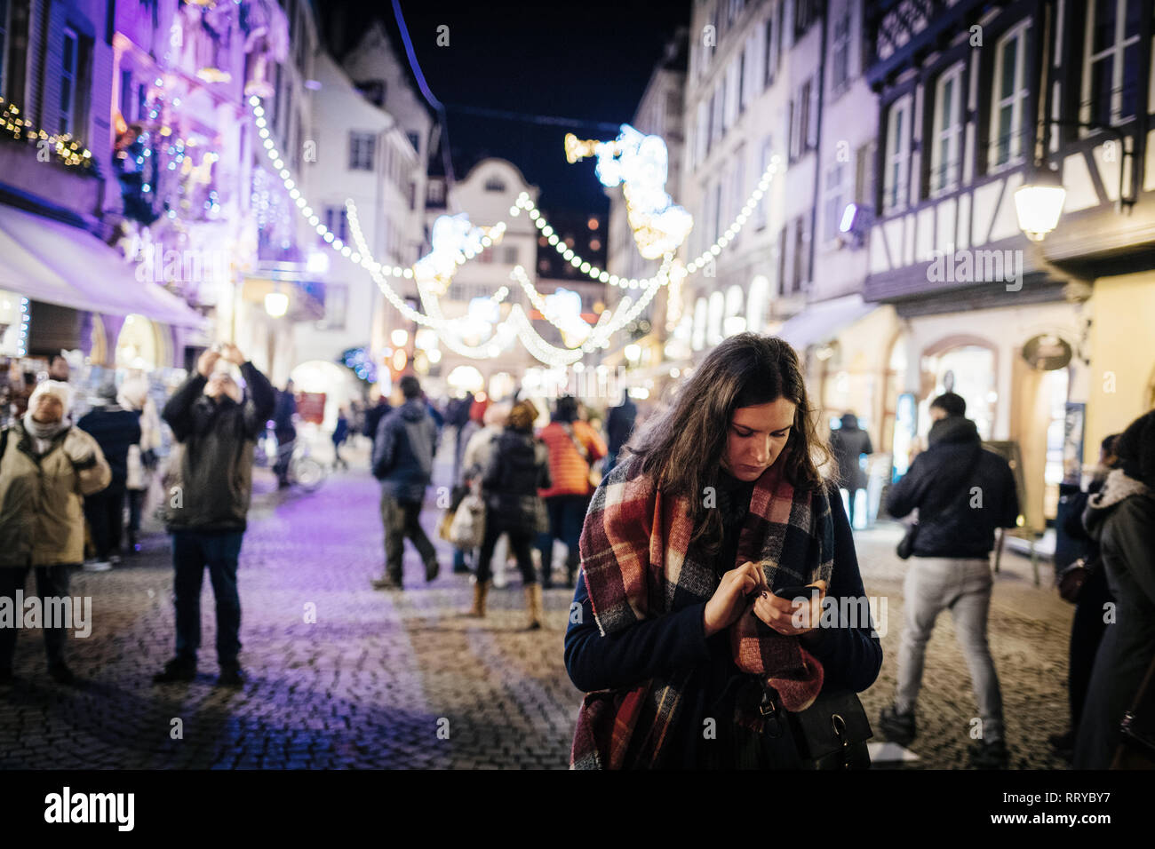 STRASBOURG, FRANCE - NOV 29, 2017 : en tant que visiteurs d'admirer les magnifiques rues décorées de Strasbourg, capitale de Noël en Europe Banque D'Images