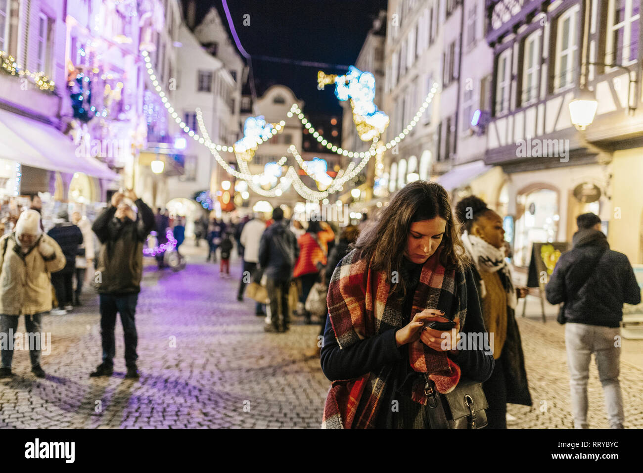 STRASBOURG, FRANCE - NOV 29, 2017 : en tant que visiteurs d'admirer les magnifiques rues décorées de Strasbourg, capitale de Noël en Europe sur la rue Mercière Banque D'Images