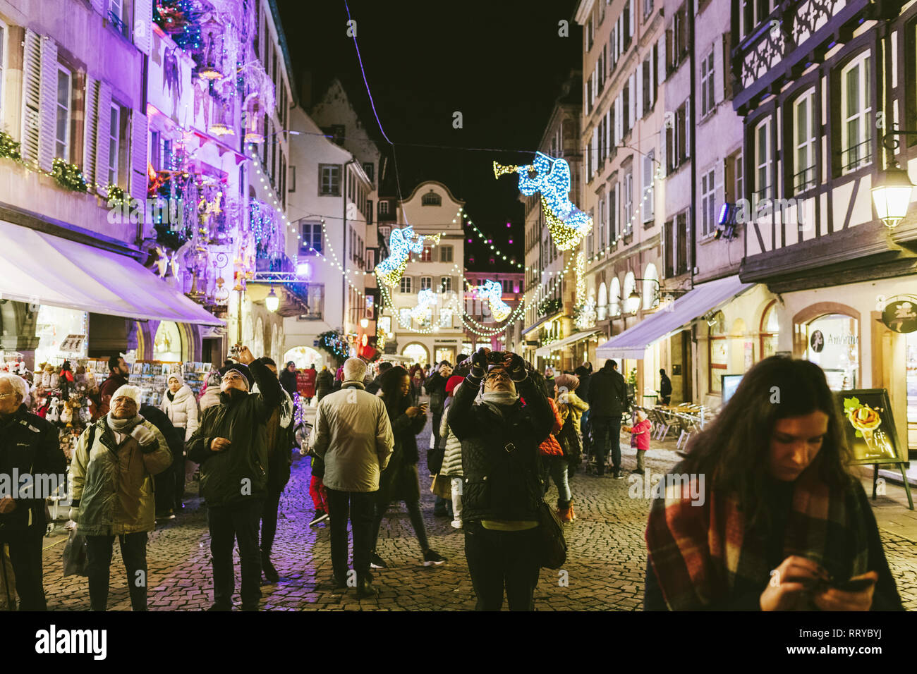 STRASBOURG, FRANCE - NOV 29, 2017 : en tant que visiteurs d'admirer les magnifiques rues décorées de Strasbourg, capitale de Noël en Europe Banque D'Images