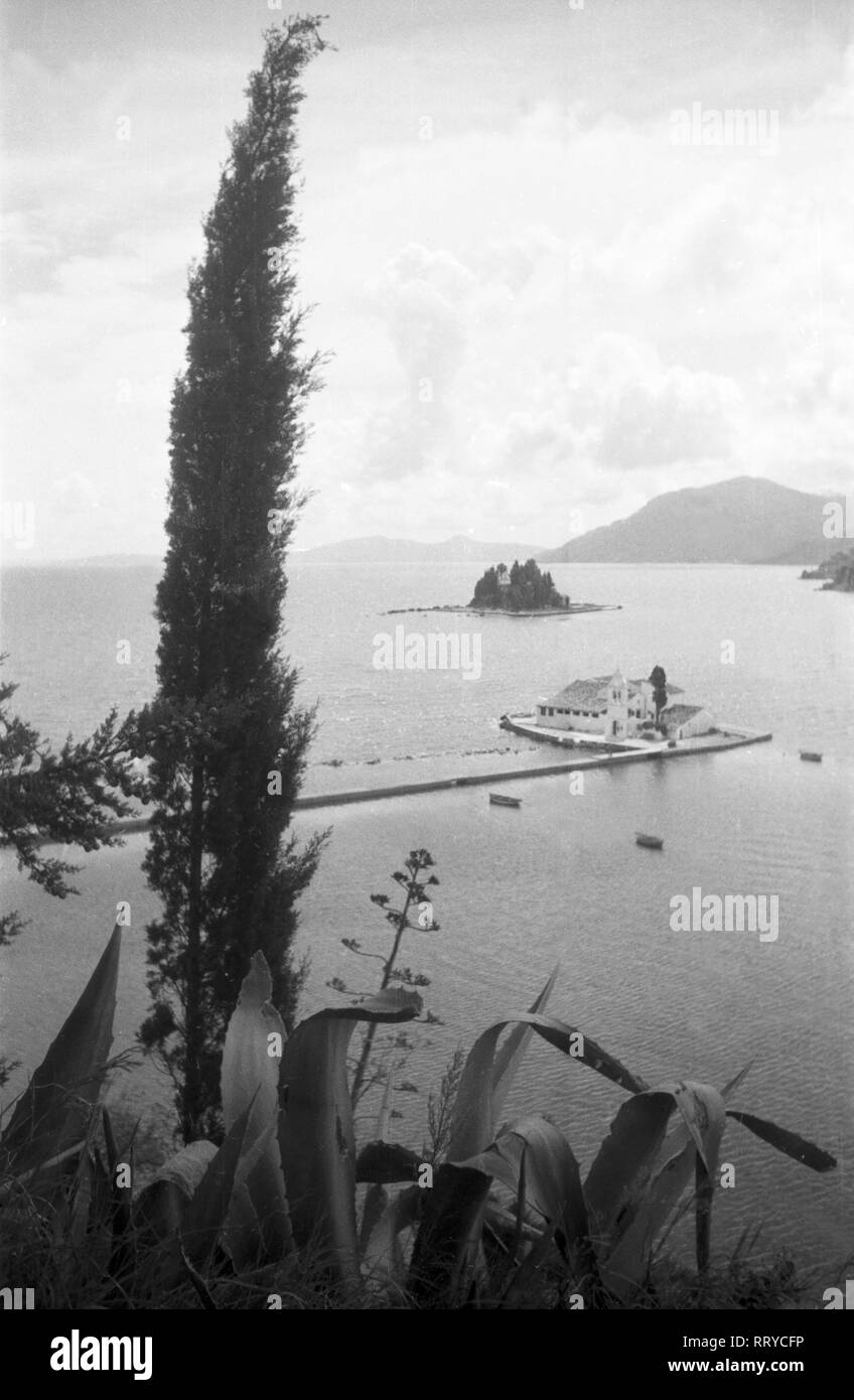 France, Grèce - Eine zwei vor der Küste Zypresse vorgelagerten 151, Griechenland, 1950er Jahre. Un cyprès, devant deux isles à la ligne côtière, Grèce, 1950. Banque D'Images