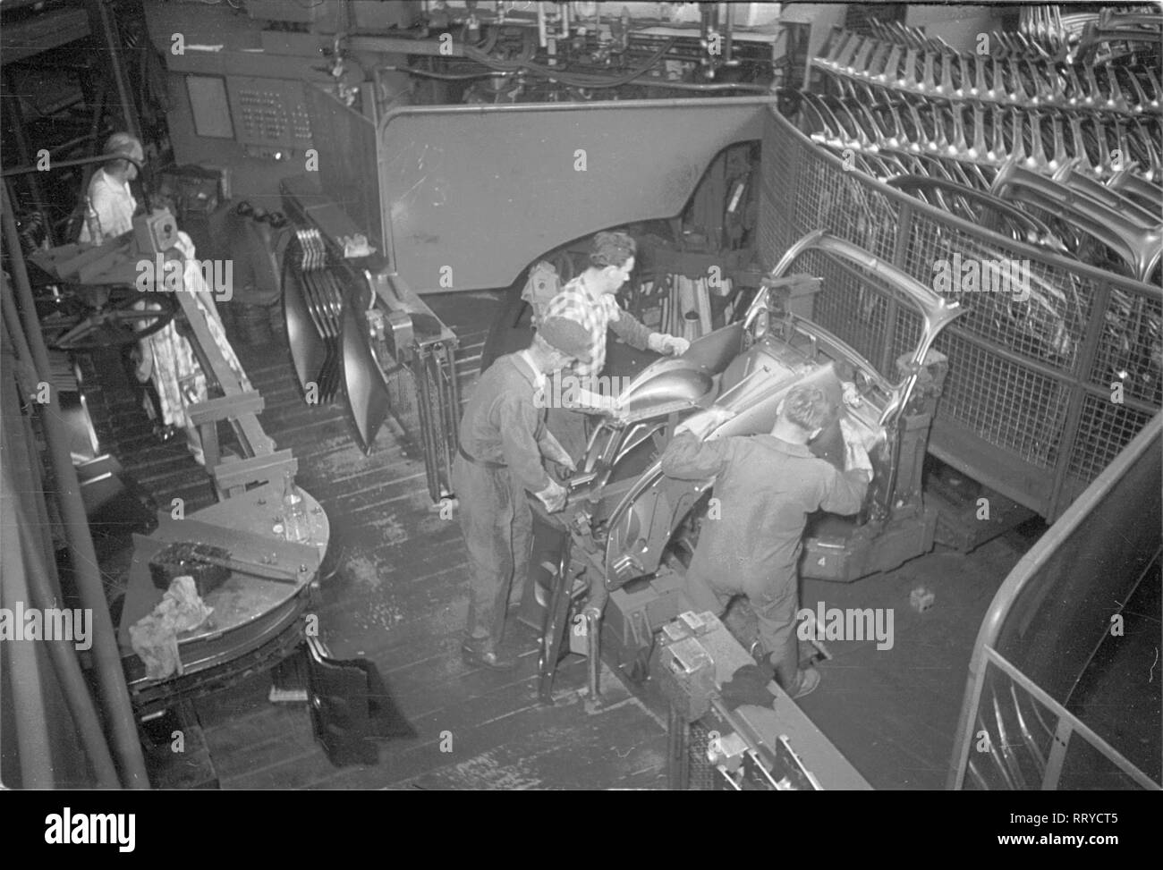 1962 - VW VW Werk Werk, Wolfsburg, 1962. VW Käfer Fertigung. Das Vorderteil der Karosserie wird im Schweißpressenkarussell zusammengebaut. L'usine Volkswagen de Wolfsburg/Allemagne, 1962. VW Coccinelle la production. Assemblage de la partie avant du corps de voiture dans la presse de soudage. Banque D'Images