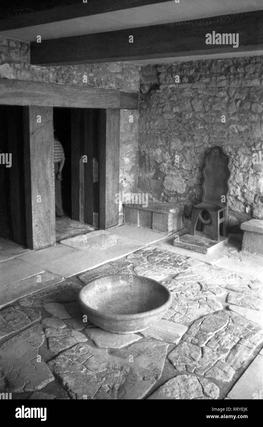 France, Grèce - Im Thronsaal des Palasts von Knossos auf Kreta, Griechenland, 1950er Jahre. À la salle du trône du Palais de Knossos en Crète, Grèce, 1950. Banque D'Images