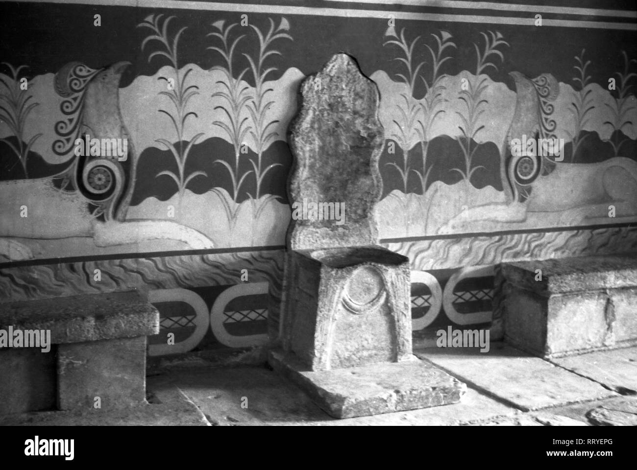 Griechenland Grèce - Thronsaal, der im Palast von Knossos, Crete, Greece, 1950 er Jahre. Salle du trône au palais de Knossos, Crète, Grèce, 1950. Banque D'Images