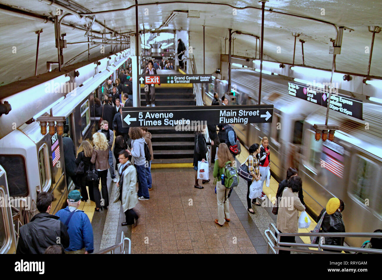 NEW YORK - Octobre 2009 : le métro de New York a clé d'affectation où plusieurs lignes se croisent un de permettre aux voyageurs de passer de l'un à l Banque D'Images