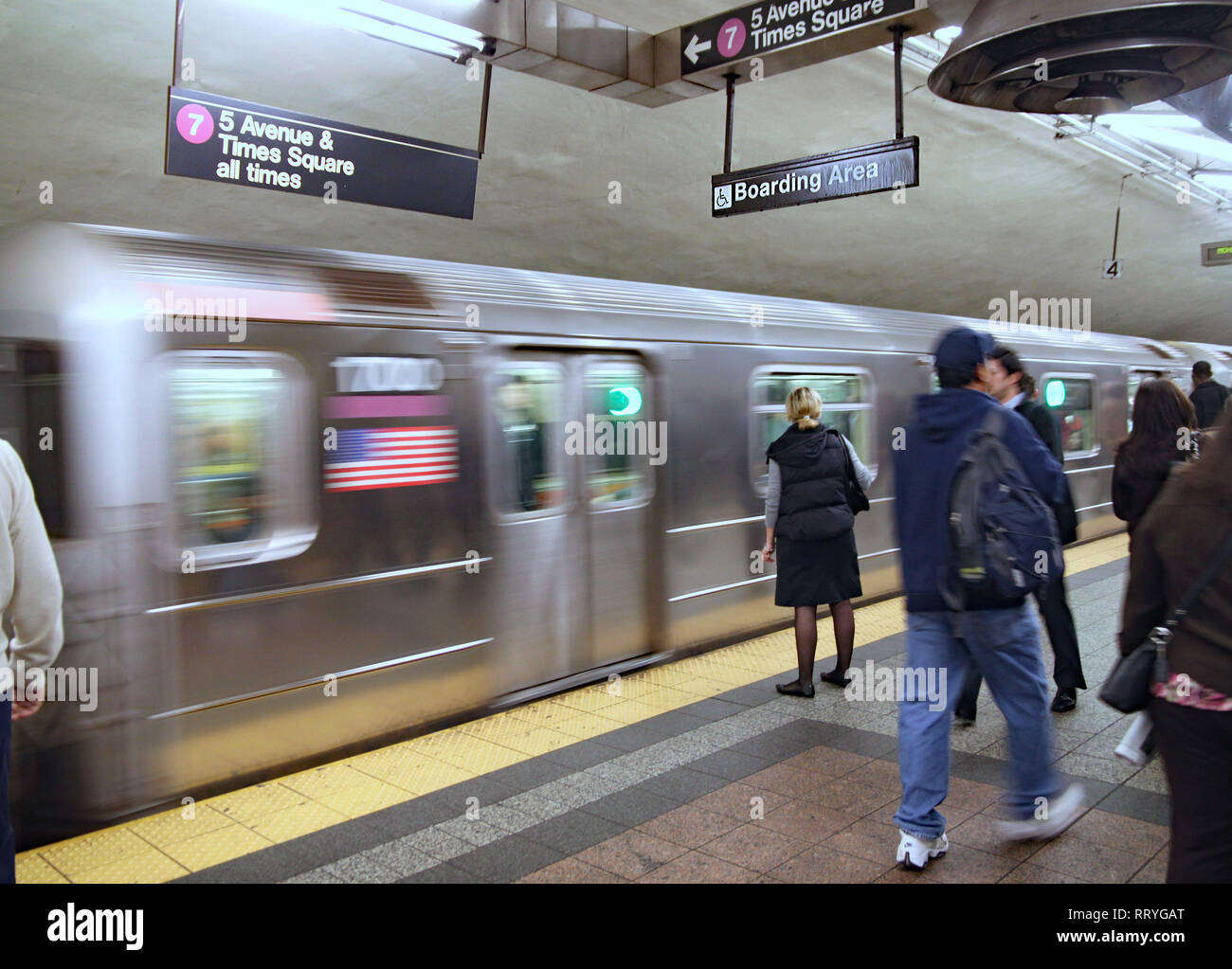 NEW YORK - Octobre 2009 : le métro de New York a clé d'affectation où plusieurs lignes se croisent un de permettre aux voyageurs de passer de l'un à l Banque D'Images