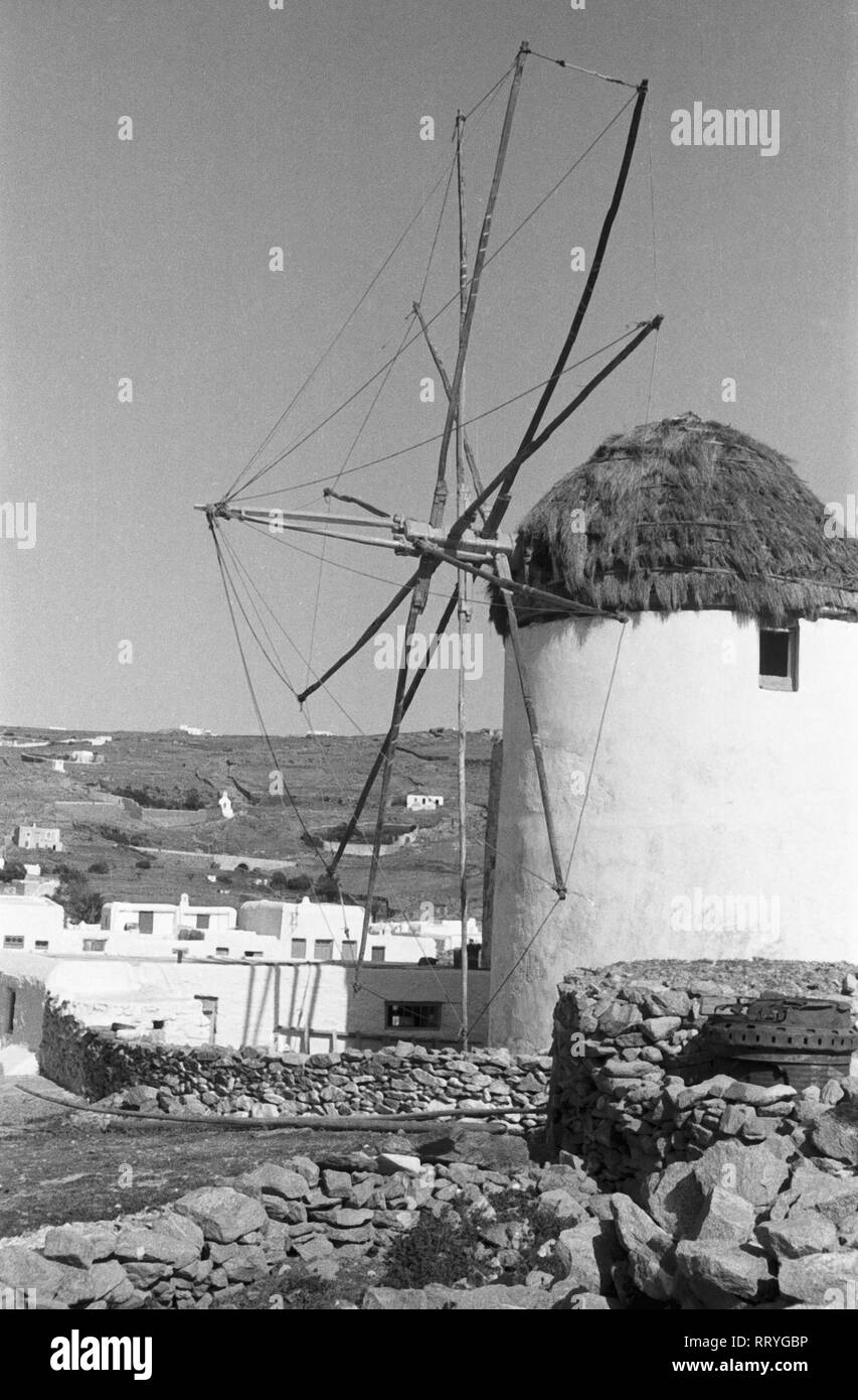 France, Grèce - Eine Windmühle über einer Kleinstadt en Guinée, 1950 er Jahre. Un moulin à vent sur un village de Grèce, 1950. Banque D'Images