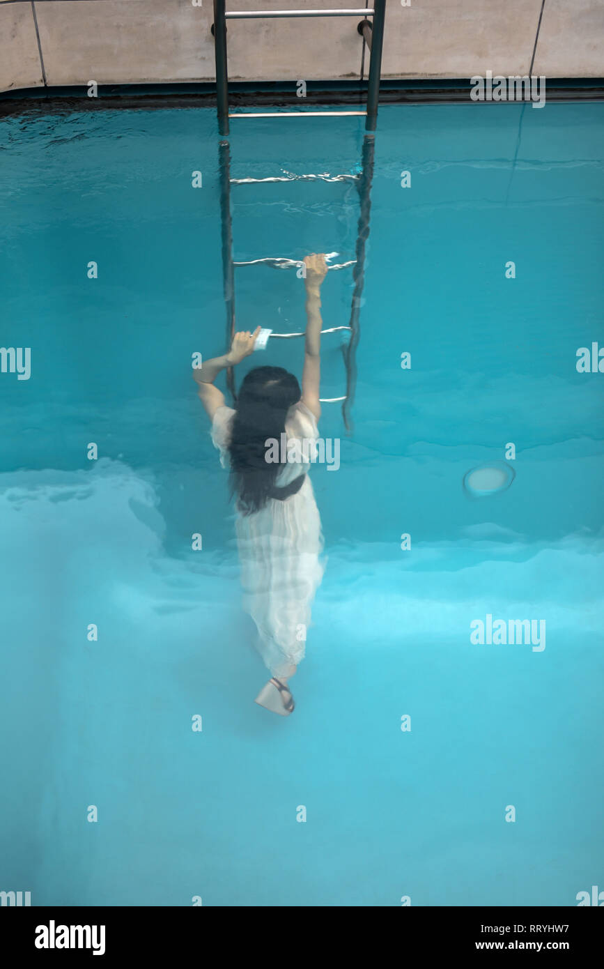 La piscine, par l'artiste Leandro Erlich, exposée en permanence au 21e siècle, musée d'art contemporain de Kanazawa, Japon Banque D'Images