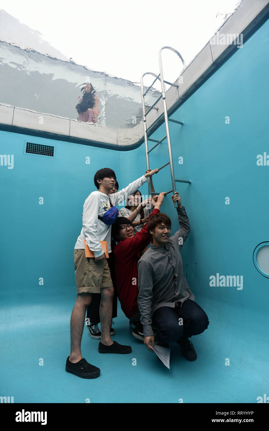 La piscine, par l'artiste Leandro Erlich, exposée en permanence au 21e siècle, musée d'art contemporain de Kanazawa, Japon Banque D'Images