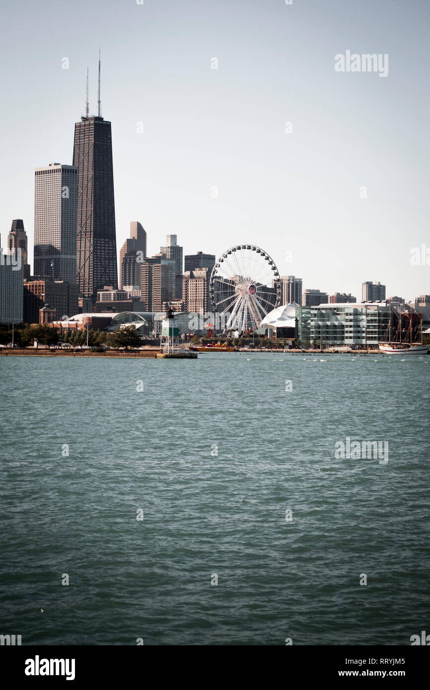 Chicago's Navy Pier et skyline vu du Lac Michigan Banque D'Images