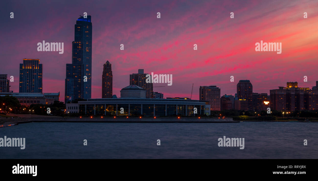 Horizon de Chicago et de l'aquarium au coucher du soleil Banque D'Images
