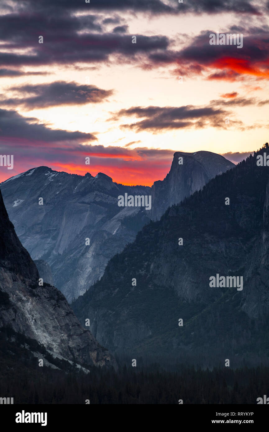 Yosemite National Park's iconic Demi Dôme vu de la vue de Tunnel surplombent au coucher du soleil Banque D'Images