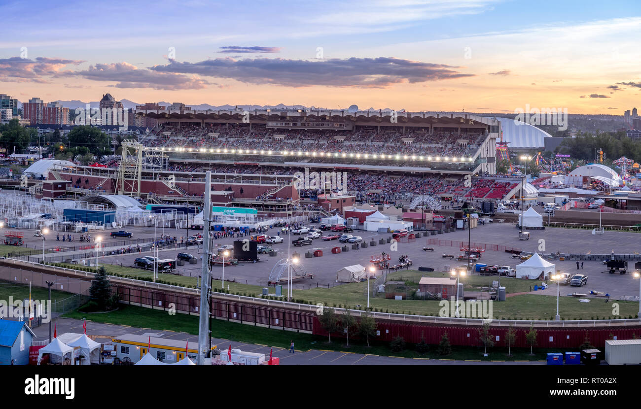 Vue panoramique sur le Stampede de Calgary au coucher du soleil à Calgary, Alberta. Le Stampede de Calgary est souvent appelé le plus grand spectacle en plein air au monde. Banque D'Images