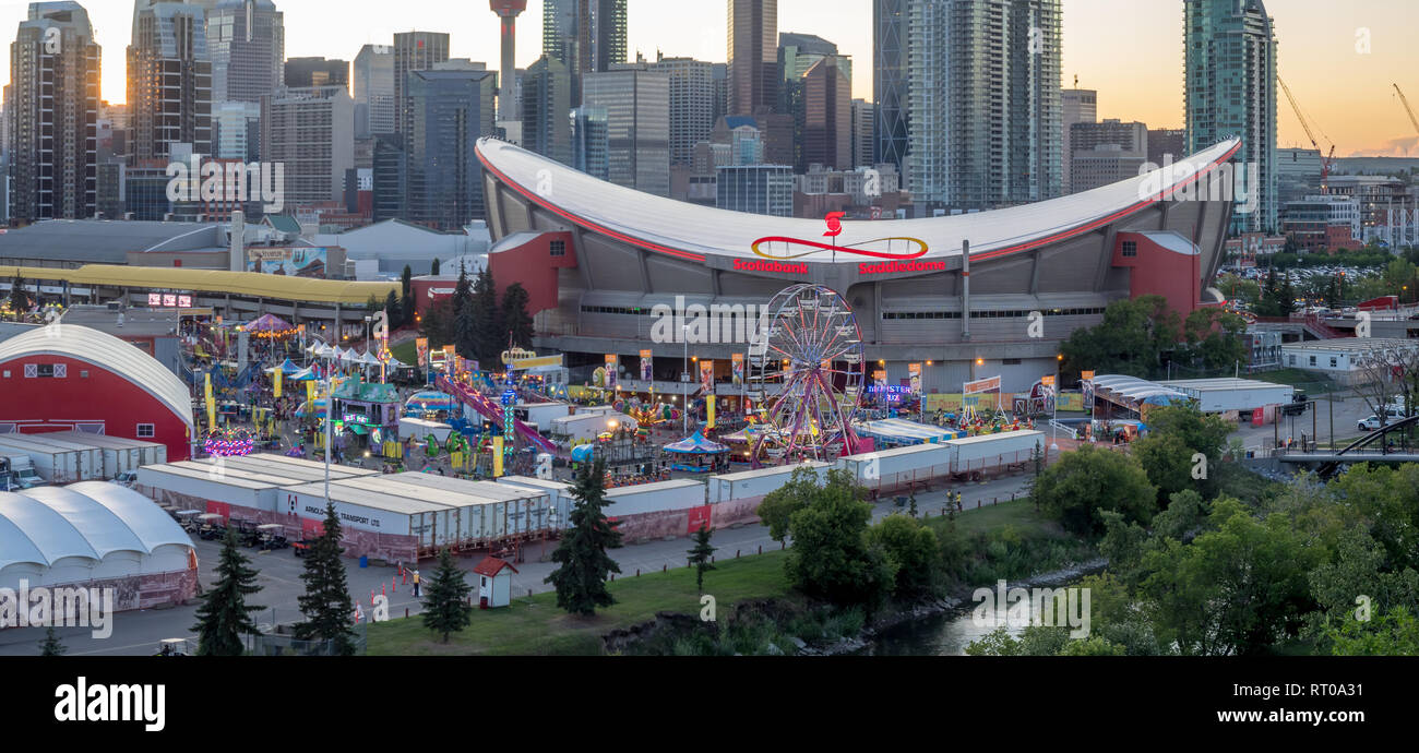 Vue panoramique sur le Stampede de Calgary au coucher du soleil à Calgary, Alberta. Le Stampede de Calgary est souvent appelé le plus grand spectacle en plein air au monde. Banque D'Images