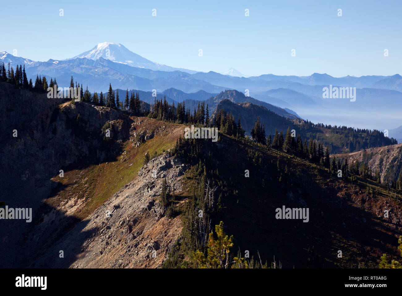 WASHINGTON - Vue du Mont Adams et le Mont Hood comme une traînée de fumée remplit les vallées de sommet de Crystal Peak dans Mt Rainier National Park. Banque D'Images