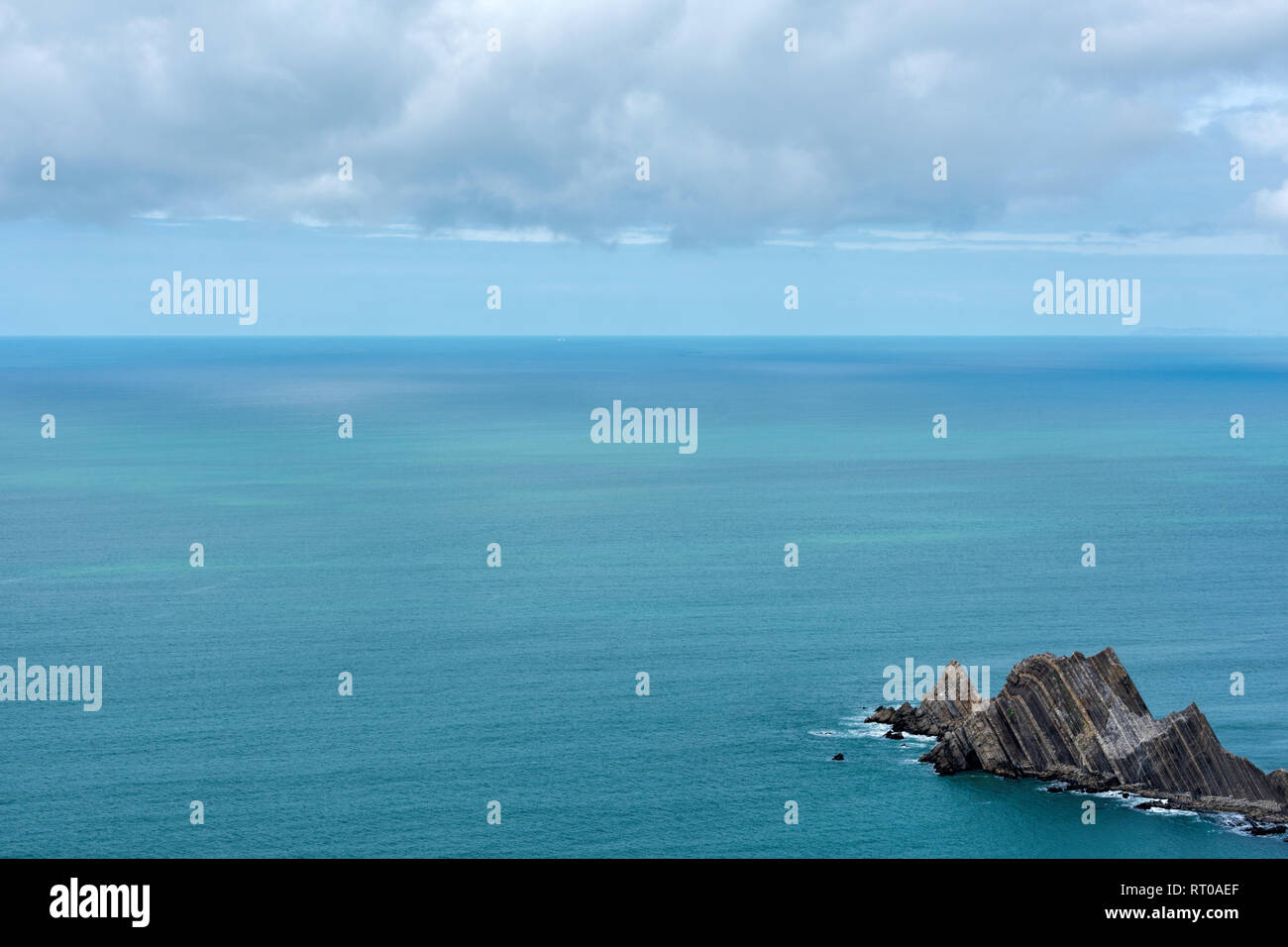 Seascape de bleu mer océan eau avec couvert. Falaise abrupte rock robuste péninsule au bord de l'océan calme. Banque D'Images