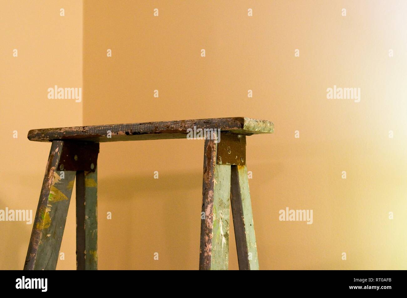 Un vieux sale dernier debout près du mur Banque D'Images