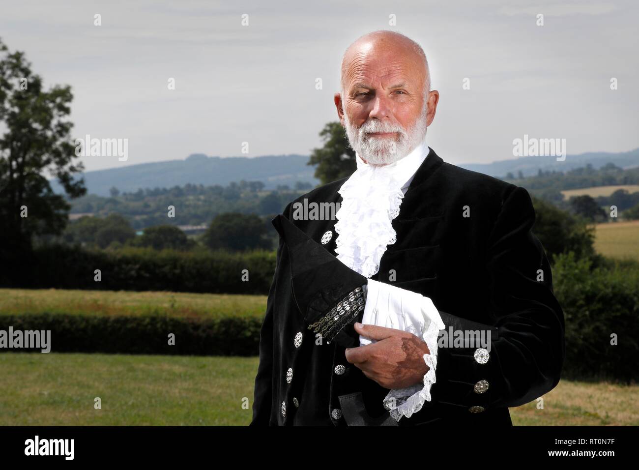 Charles Martell, le Haut shérif du Gloucestershire, agriculteur, fromagers et distillateur, vêtu de son costume de cérémonie dans son jardin, en vue de Banque D'Images