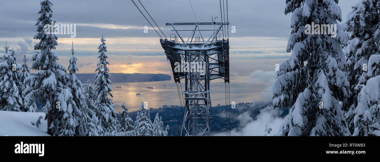 Belle vue sur une gondole pendant un hiver animé coucher du soleil. Pris dans Grouse Mountain, North Vancouver, BC, Canada. Banque D'Images