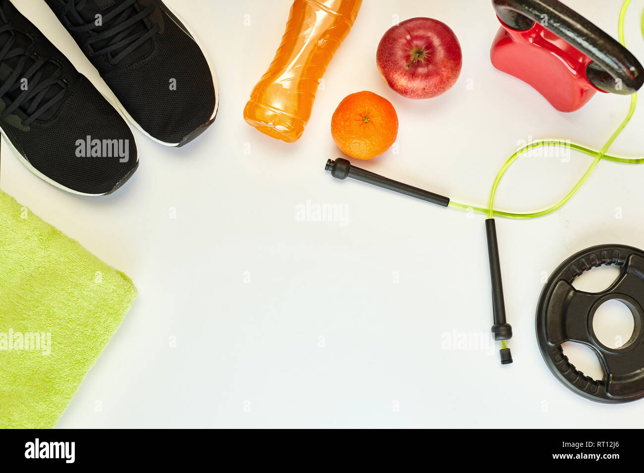 Concept de remise en forme.Les fruits, de l'équipement de sport et vêtements de sport sur fond blanc.lifeslile en bonne santé. Banque D'Images