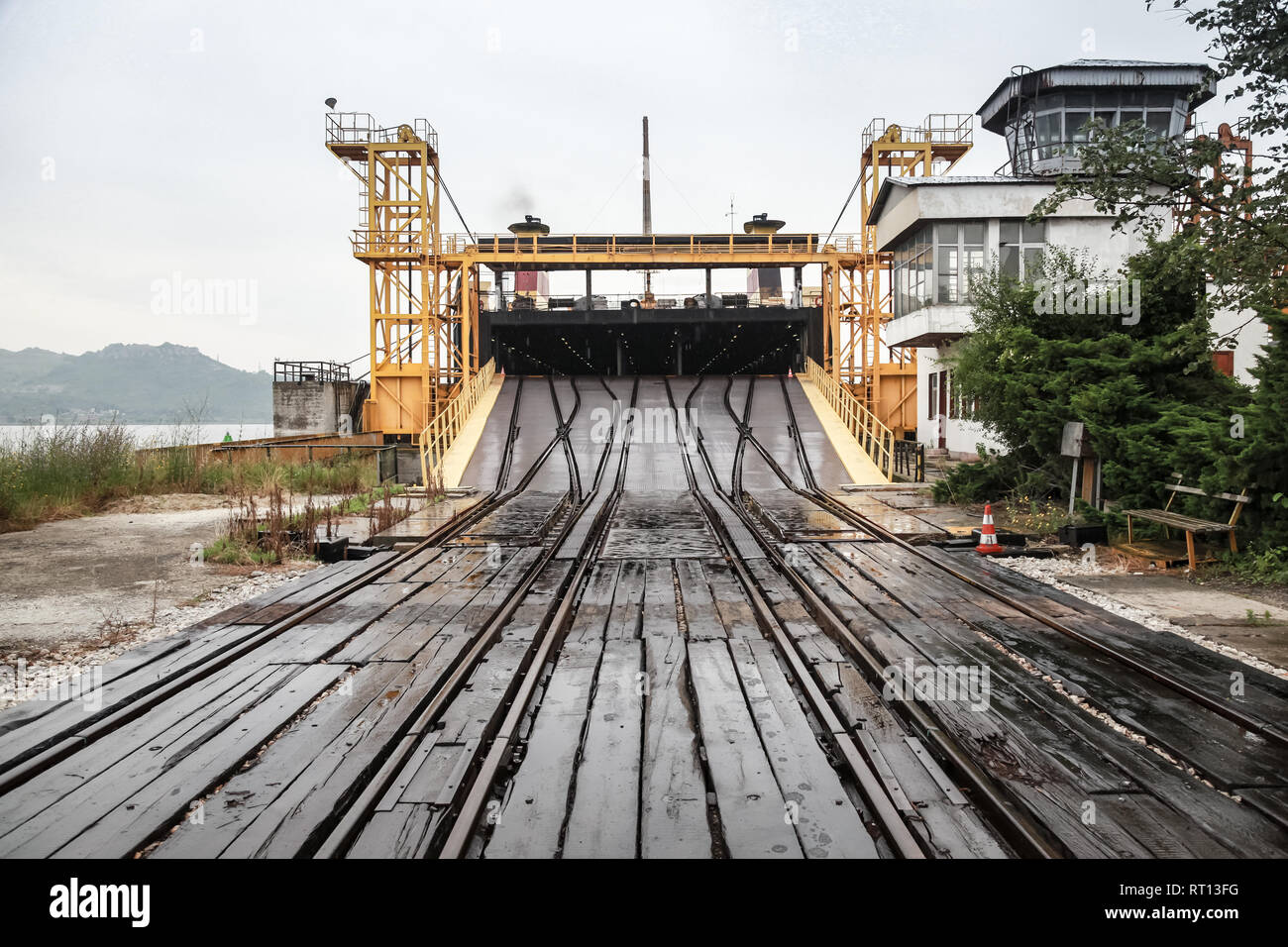 Vue en perspective de la rampe de fer pour les navires rouliers de chargement. Varna, Bulgarie complexe traversier-rail Banque D'Images