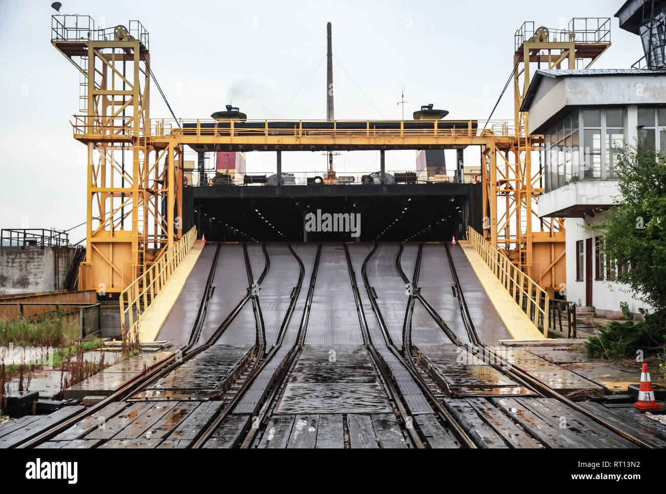Rampe de fer pour les navires rouliers de chargement. Varna, Bulgarie complexe traversier-rail Banque D'Images