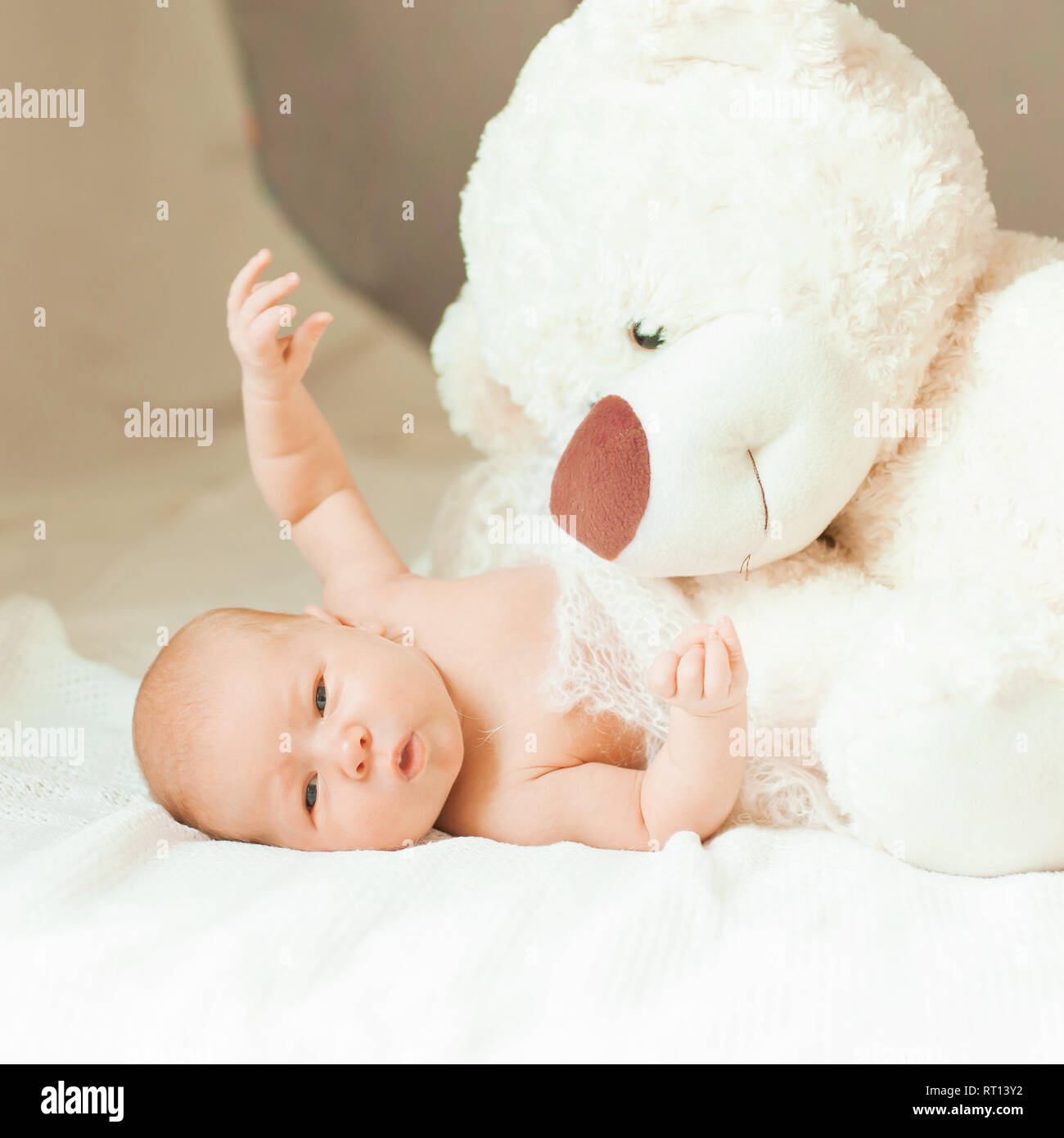 Joli bébé nouveau-né fille avec une grosse peluche allongé sur la  couverture Photo Stock - Alamy