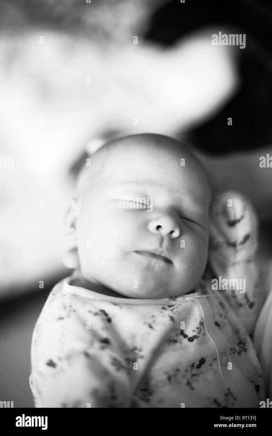 Photo En Noir Et Blanc Dans Un Style Retro Un Joli Bebe Nouveau Ne Sommeil Photo Stock Alamy