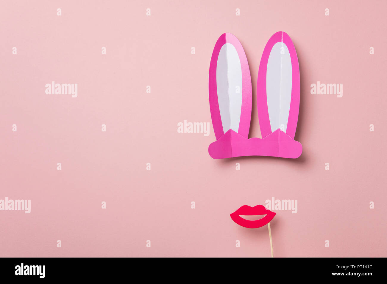 Les oreilles de lapin de Pâques rose et rouge lèvres. Design plat minimal Banque D'Images